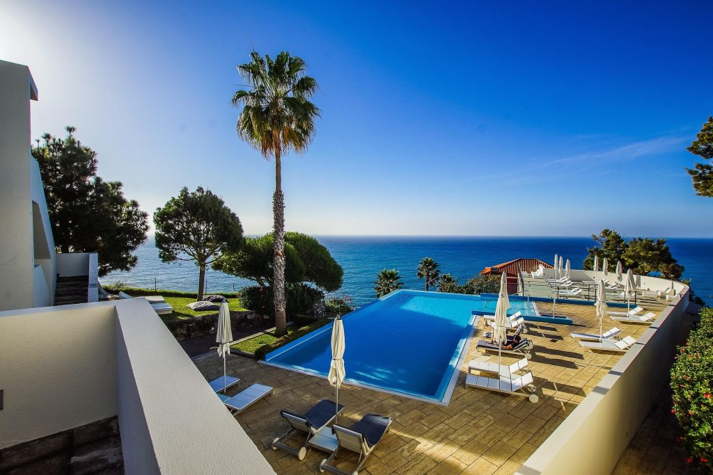 Uitzicht vanaf Madeira op de oceaan vanuit infinity pool