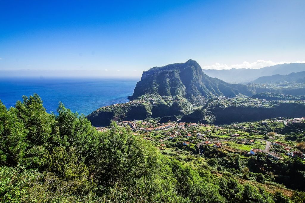 Panorama uitzicht over het berglandschap van Madeira