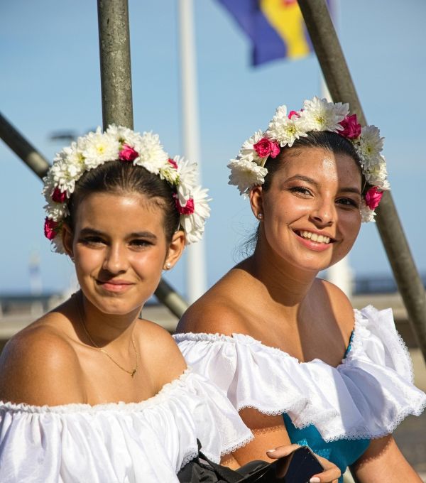 Bloemenmeisjes tijdens het bloemenfestival