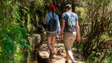 wandelaars langs een levada